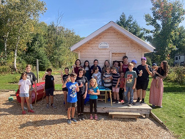 Groupe d'enfants devant la maisonnette