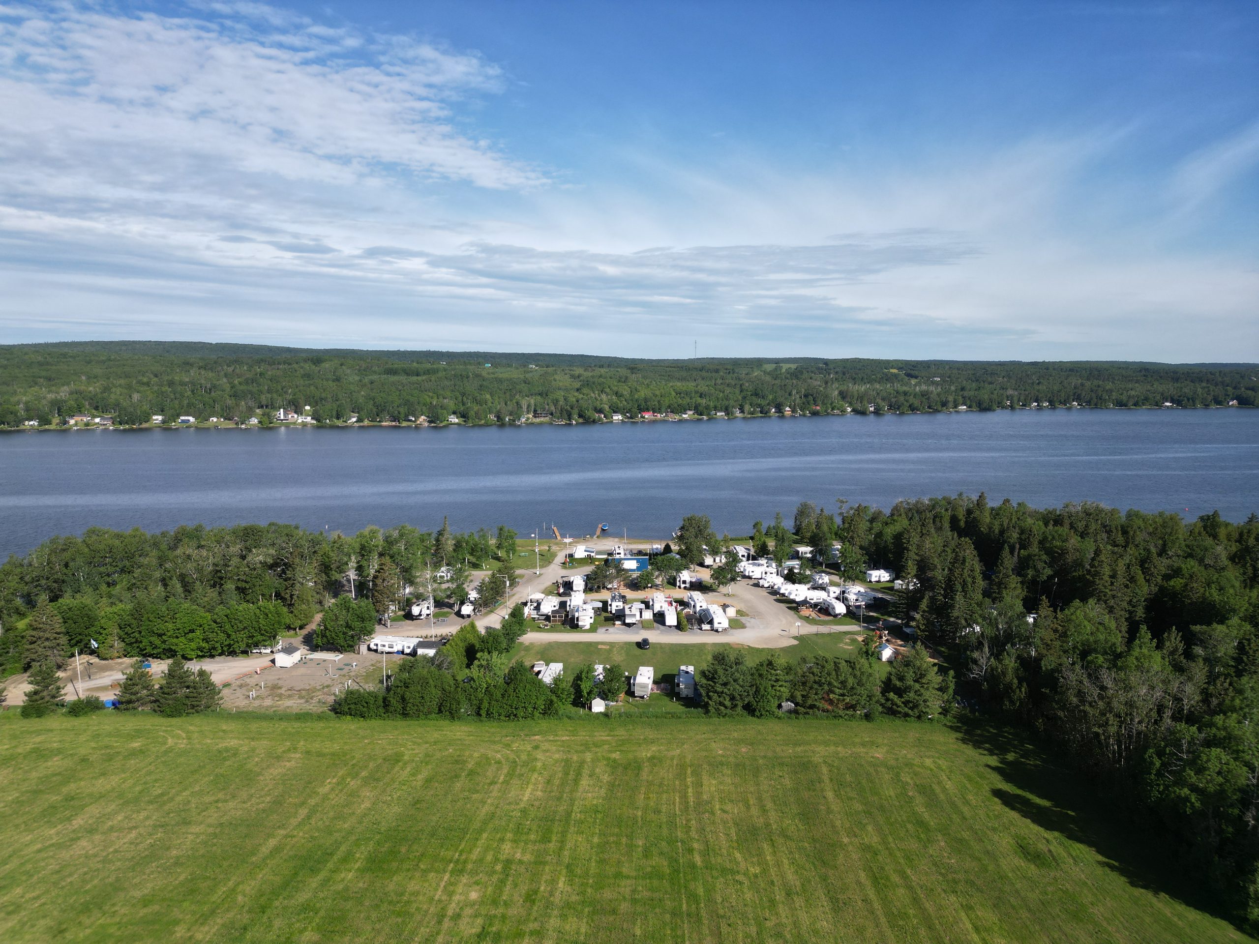 Vue aérienne panoramique du camping et du lac