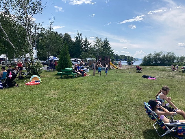 Familles profitant du bord du lac